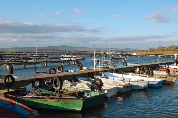 Mavi gökyüzü arka plan gemilerde demirleme