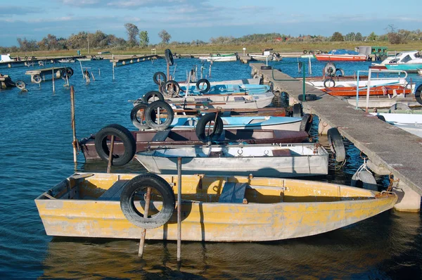 Mavi gökyüzü arka plan gemilerde demirleme