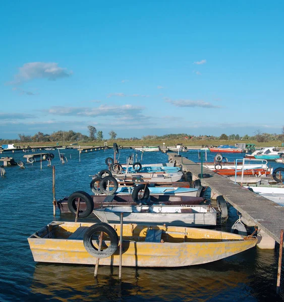 Mavi gökyüzü arka plan gemilerde demirleme