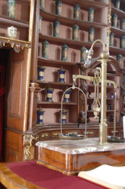 Macaristan, Budapeşte - 13 Eylül 2017: havan topu arka planda Fekete Sas eczane Müzesi raflarda dengede Mohr, kapat