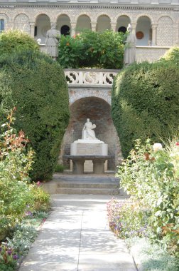 Bory Kalesi arc ve yeşil ağaçlar heykel ile dış