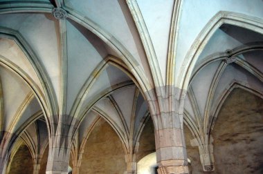 Antik tapınak kemerler ve sütunlar ile dış görünümünü