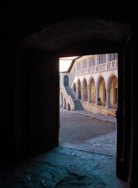 Antik tapınak kemerler ve sütunlar ile dış görünümünü