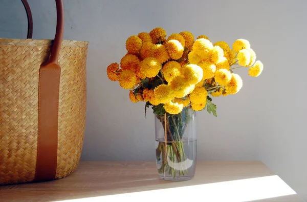 Hermoso Ramo Crisantemos Amarillos Colocado Mesa — Foto de Stock