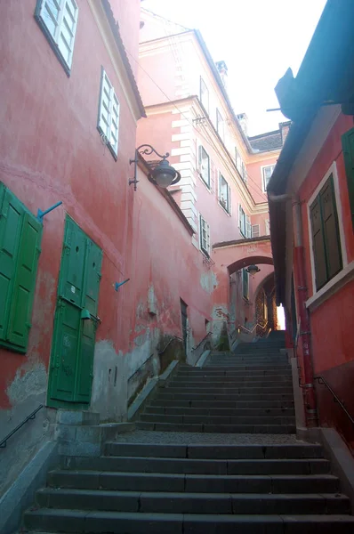 古い都市の通り昼間にカラフルな建物の階段の表示 — ストック写真