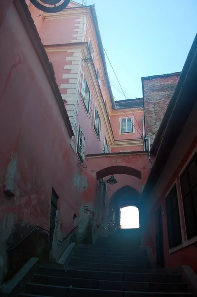 Eski Şehrin Gündüz Renkli Binalar Ile Sokak Üzerinde Merdiven Görünümü — Stok fotoğraf