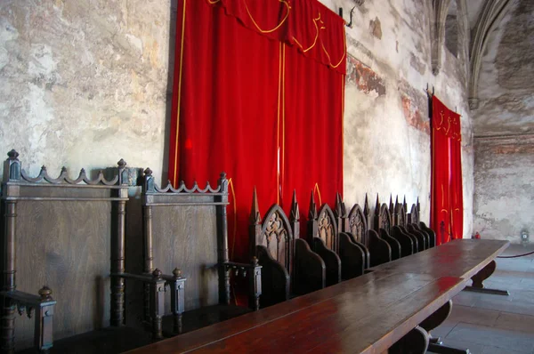 Interior Sala Trono Vintage Com Assentos Madeira Antigos Mesa Madeira — Fotografia de Stock