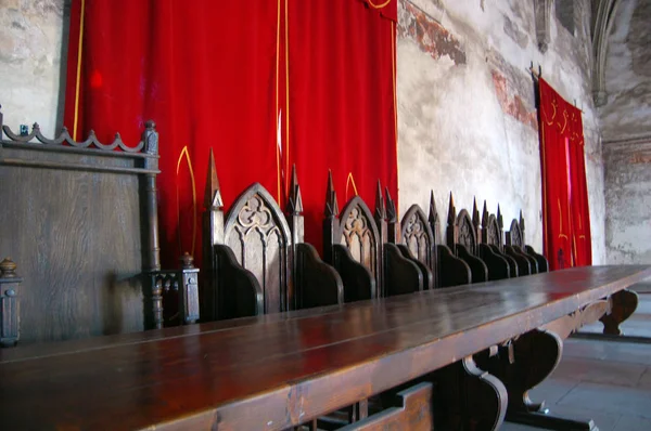 古い木の座席と長い木製のテーブル ヴィンテージ王位ルーム インテリア — ストック写真