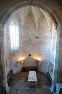 İç duvarlar, pencereler ve antik dekorasyon ile eski kalenin