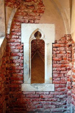 Antik eski tuğla duvar penceresinde closeup