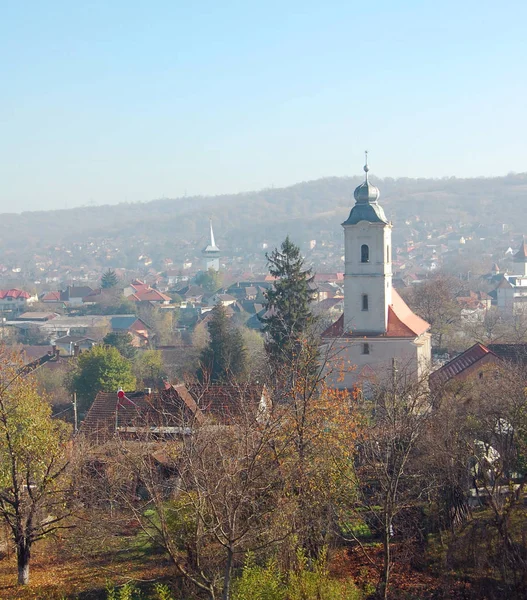 Letecký Pohled Kostel Starých Město Postavené Zelené Louce Pod Modrou — Stock fotografie