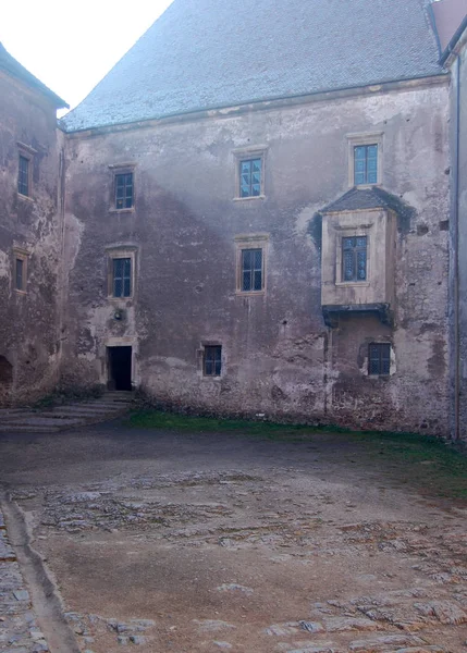 Außenansicht Der Alten Burg Mit Türmen Fenstern Und Antiken Dekorationen — Stockfoto