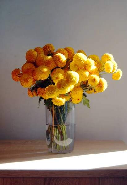 Beau Bouquet Chrysanthèmes Jaunes Posé Sur Table — Photo