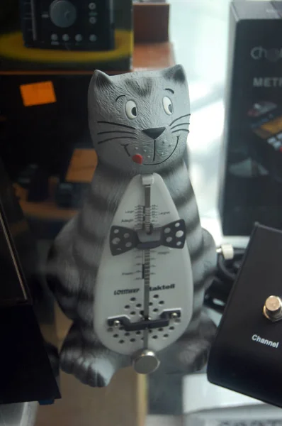 Foco Seletivo Metrônomo Clássico Musical Forma Gato Engraçado Após Janela — Fotografia de Stock