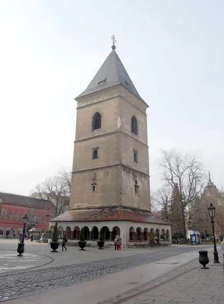 Stadtbild Mit Menschen Die Der Nähe Der Alten Steinkirche Spazieren — Stockfoto