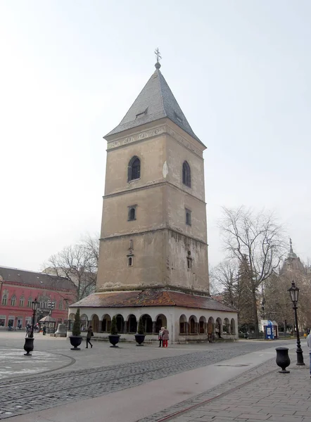 Insanlar Yanında Eski Taş Kilise Ile Kentsel Sahne — Stok fotoğraf