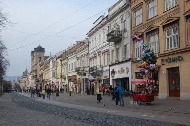 Eski sokakta yürüyen turist ile kentsel sahne 