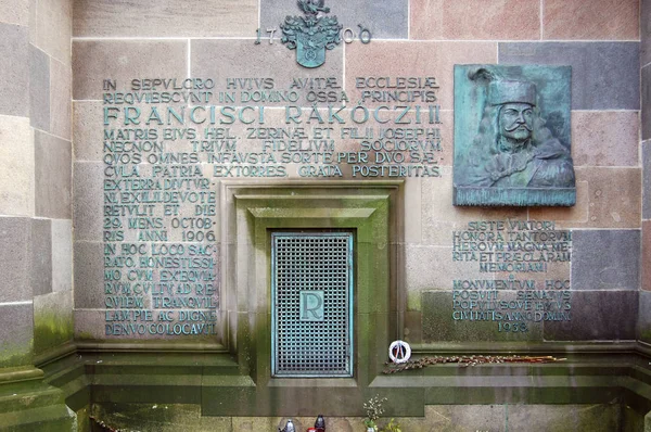 Vooraanzicht Van Gevel Van Gebouw Van Crypte Vallende Belettering — Stockfoto