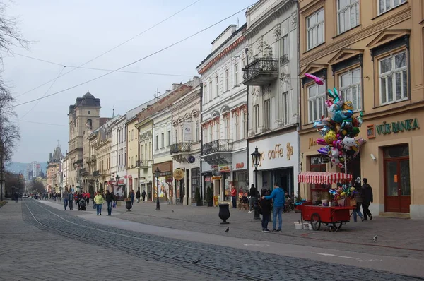 Městská Scéna Turistů Chůzi Staré Ulici — Stock fotografie