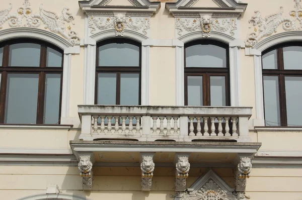 Niski Kąt Widzenia Piękny Stary Budynek Balkonem — Zdjęcie stockowe