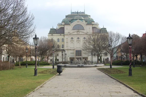 Framsida Vacker Gammal Byggnad Och Fontän Med Träd Förgrunden — Stockfoto