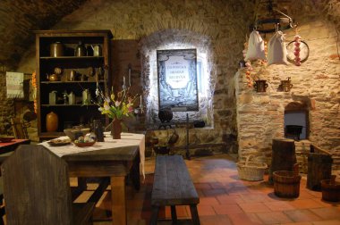 eski geleneksel restoran hizmet ahşap masa ile iç 