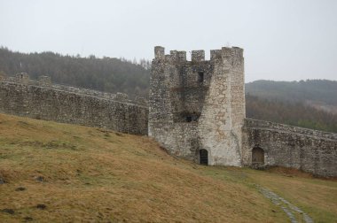 SPI kale gri gökyüzü ile doğal görünümü arka planda, Slovakya