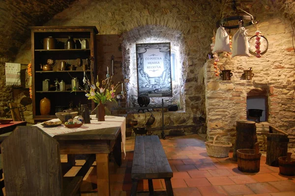 eski geleneksel restoran hizmet ahşap masa ile iç 