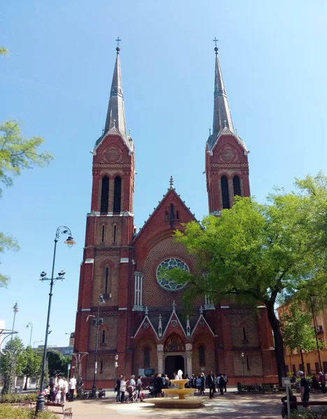Viejo Edificio Iglesia Con Paredes Rojas Día Soleado — Foto de Stock