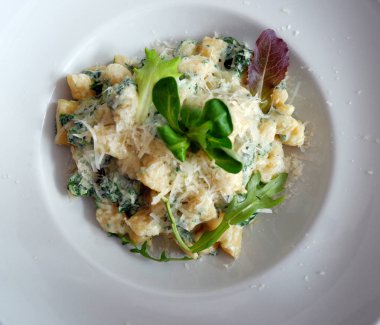 lezzetli makarna peynir ile dökülen Üstten Görünüm