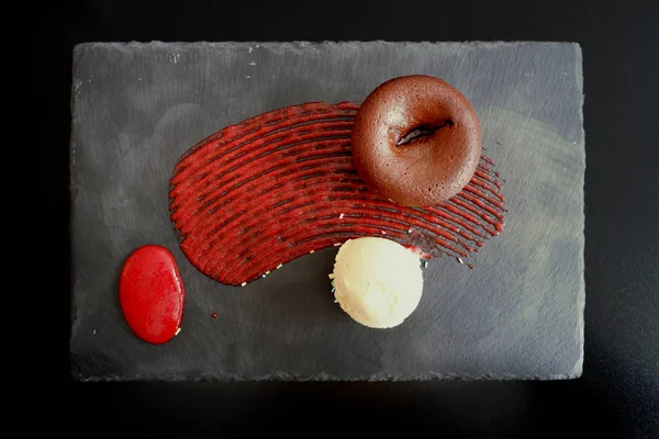 Vista Superior Del Soufflé Chocolate Con Helado Vainilla Pizarra Negra — Foto de Stock