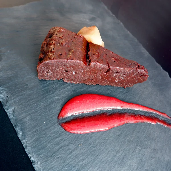 Gros Plan Gâteau Chocolat Sur Ardoise Noire — Photo
