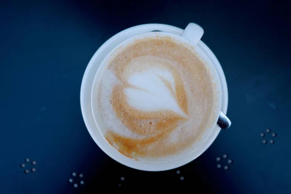 Draufsicht Auf Tasse Aromatischen Kaffees Auf Blauem Tisch — Stockfoto
