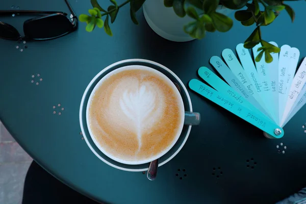 Blauwe Planken Menu Met Diverse Dranken Namen Kop Koffie Blauwe — Stockfoto