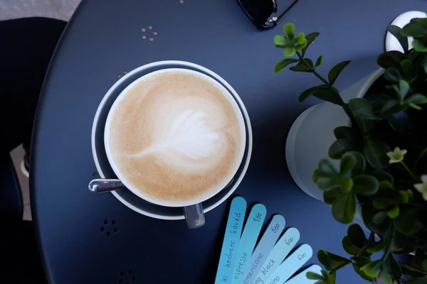 Blue Planks Menü Mit Verschiedenen Getränkenamen Und Tasse Kaffee Auf — Stockfoto