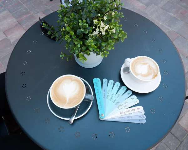 Blauwe Planken Menu Met Verschillende Dranken Namen Kopjes Koffie Blauwe — Stockfoto