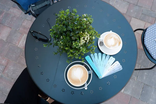 Blå Plankor Meny Med Olika Drycker Namn Och Koppar Kaffe — Stockfoto