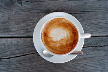 Tahta masada bir fincan kahve. 