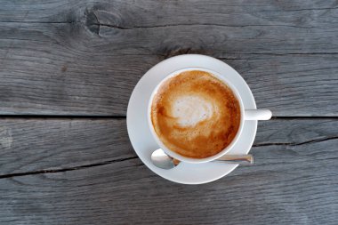 Tahta masada bir fincan kahve. 