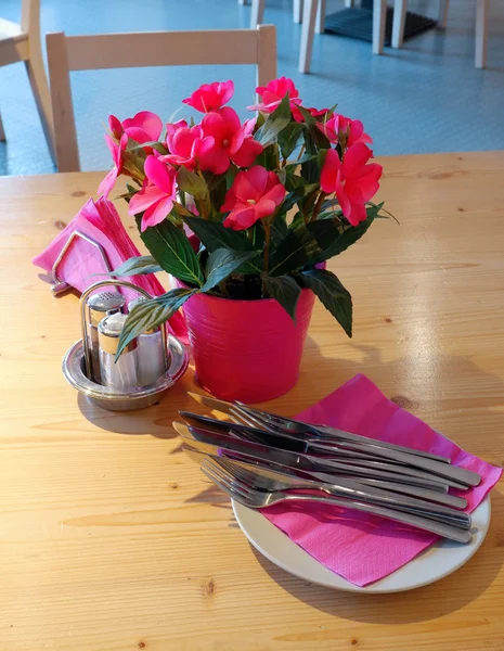 Mesa Decorada Con Flores Restaurante — Foto de Stock