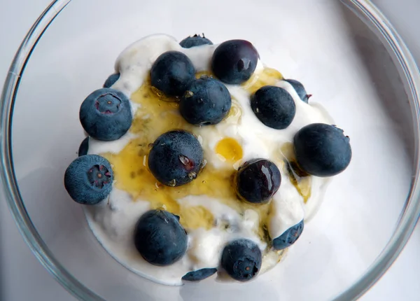 Gesundes Frühstück Sommerfrüchte Ziegenkäse Und Gerstengetreide — Stockfoto