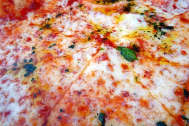 jambon ve zeytin ile taze yapılmış pizza 