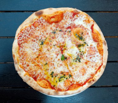 jambon ve zeytin ile taze yapılmış pizza 