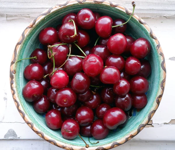 Ripe sour cherries in ceramic bowl — Stock Photo, Image