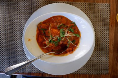 Hint baharatlı masala köri soslu tavuk, Hint mutfağı.