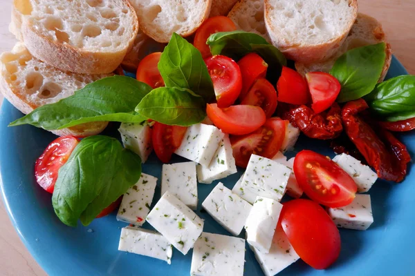 Prato Azul Com Queijo Cabra Tomate Folhas Manjericão Fresco Pão — Fotografia de Stock