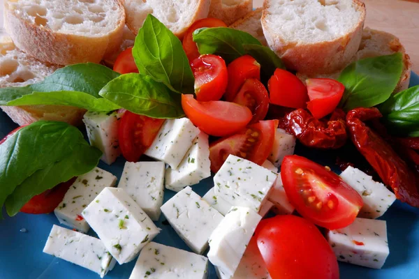 Keju Kambing Segar Tomat Kemangi Dan Roti Putih Piring Biru — Stok Foto