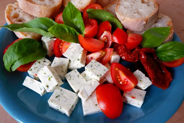 Świeży Kozi Ser Pomidor Bazylia Biały Chleb Niebieskim Talerzu — Zdjęcie stockowe