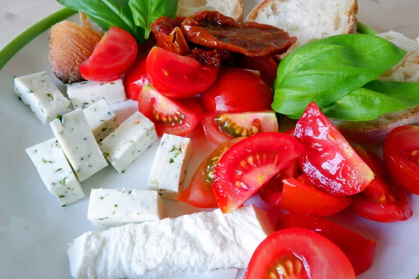 Queijo Cabra Tomate Manjericão Fresco Pão Branco Prato Branco — Fotografia de Stock