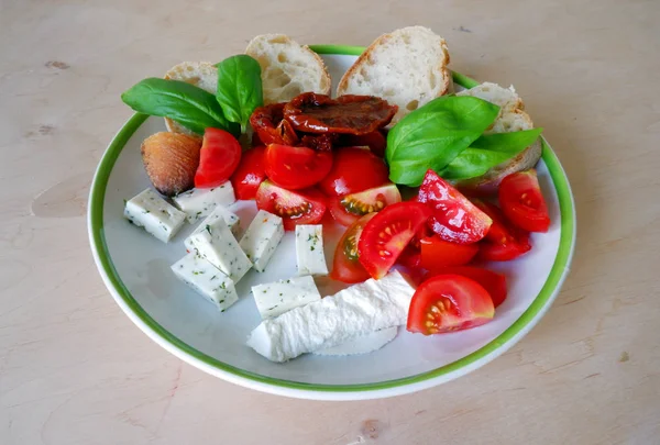 Κατσικίσιο Τυρί Ντομάτα Φρέσκο Βασιλικό Και Λευκό Ψωμί Λευκό Πιάτο — Φωτογραφία Αρχείου